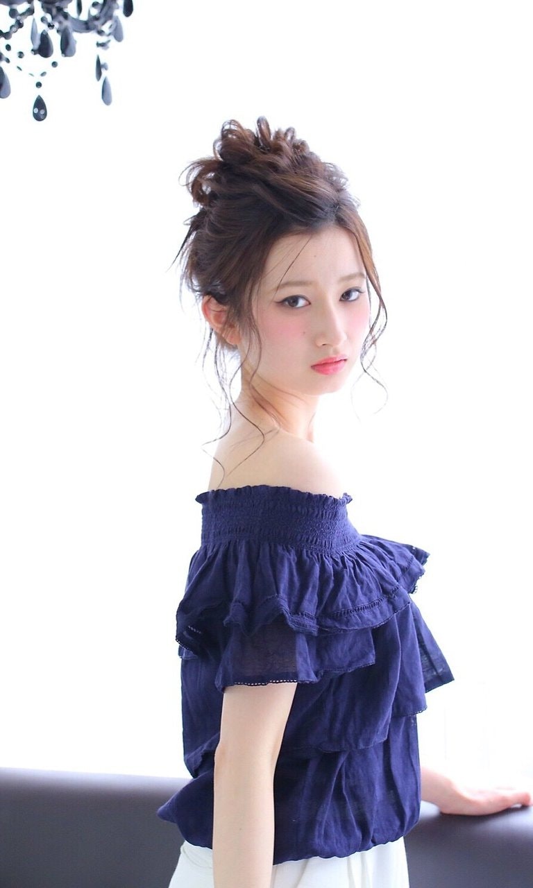 ウェディングにお呼ばれしたら 結婚式にふさわしい晴れの日の髪型まとめ ホットペッパービューティーマガジン