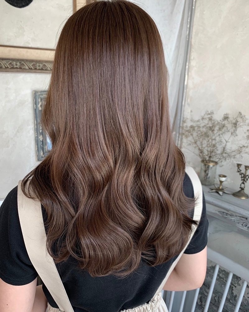 21年を チョコレート色で先取りする 甘さと艶感たっぷりなヘアカラーを解剖 ホットペッパービューティーマガジン 21年を チョコレート色で先取りする 甘さと艶感たっぷりなヘアカラーを解剖 ホットペッパービューティーマガジン