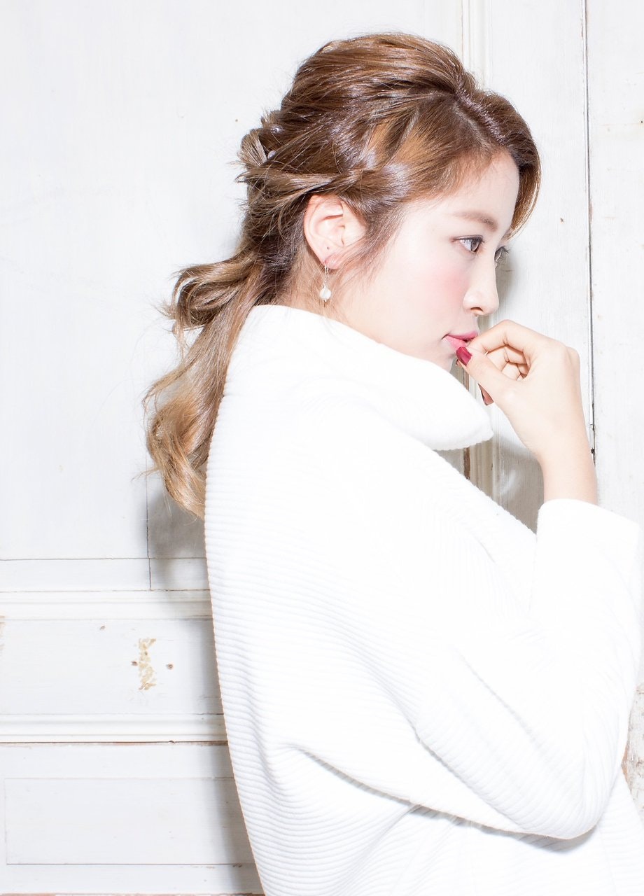 ねじねじヘアでゆるっと可愛くモテ髪に♡お呼ばれにもおすすめのヘアアレンジ特集のサムネイル画像