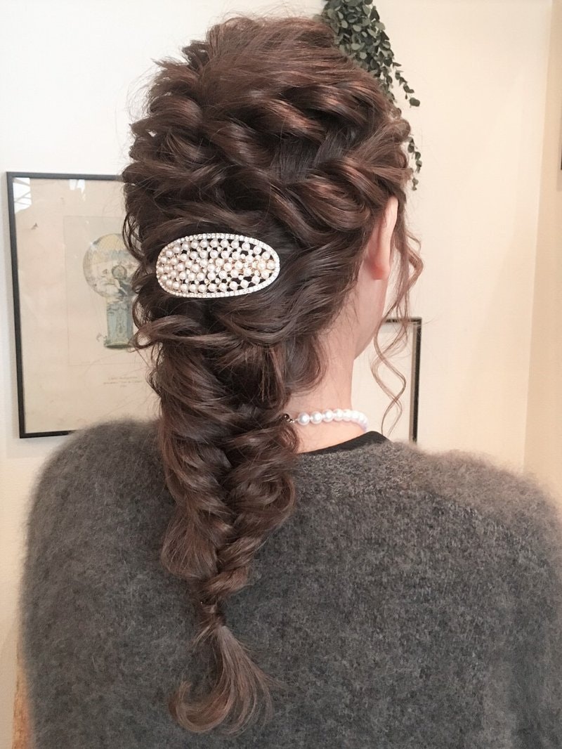 簡単アレンジにはベース作りが肝心 結婚式髪型お呼ばれスタイルまとめ ホットペッパービューティーマガジン