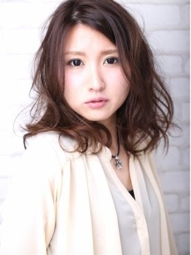 髪ハネもうねりも、ヘアスタイル&アレンジでごまかしちゃえ!くせ毛に見えないおしゃれな髪型まとめのサムネイル画像