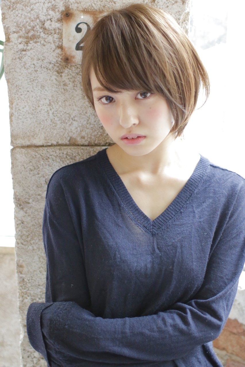 小顔効果も抜群♪トレンド感あふれる耳かけヘアでこなれた雰囲気に♡のサムネイル画像