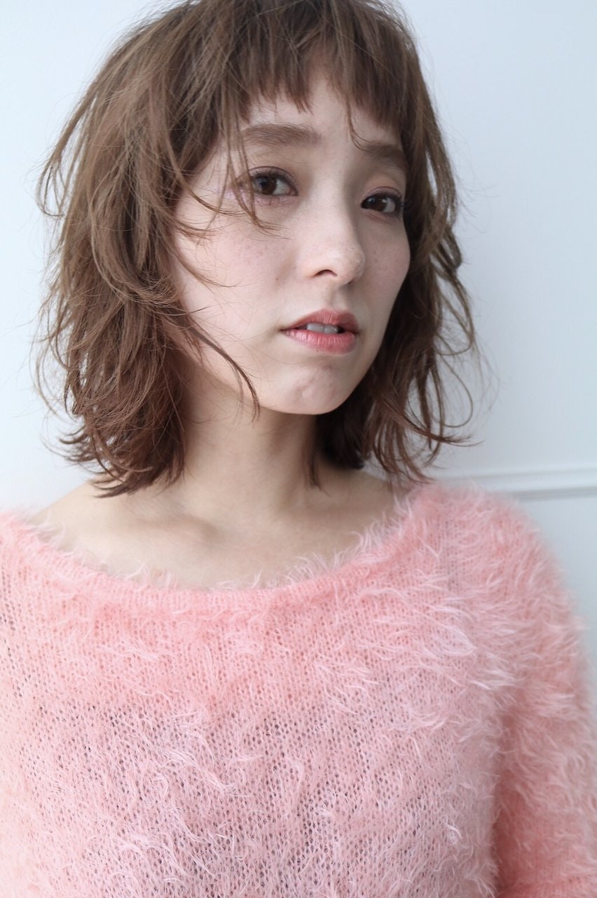 冬はほっこり♡あったかニットにぴったり似合うかわいいウルフカットのサムネイル画像