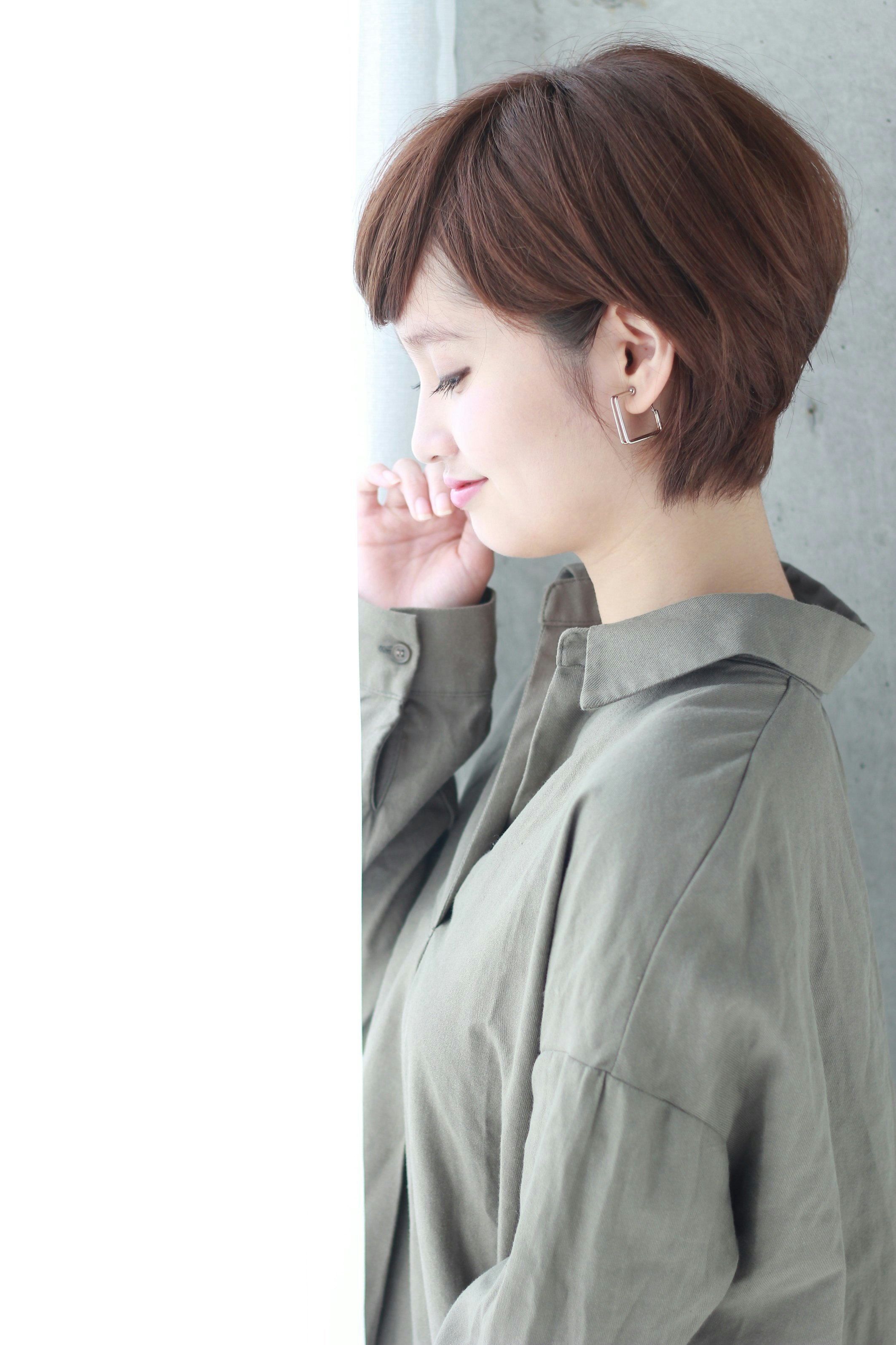 ビタースイートで甘すぎない！大人の耳だしショートヘアで、いい女度アップ♡のサムネイル画像