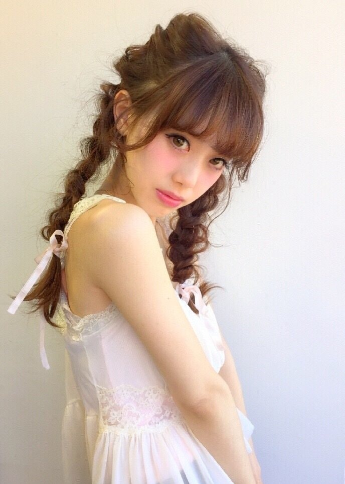 ガーリーにも上品にも決まる 女子力アップのまとめ髪は三つ編みにお任せ ホットペッパービューティーマガジン ガーリーにも上品にも決まる 女子力アップのまとめ髪は三つ編みにお任せ ホットペッパービューティーマガジン