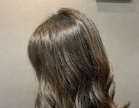 明るめアッシュで叶える 柔らかい質感と透き通るような髪色のヘアスタイル ホットペッパービューティーマガジン