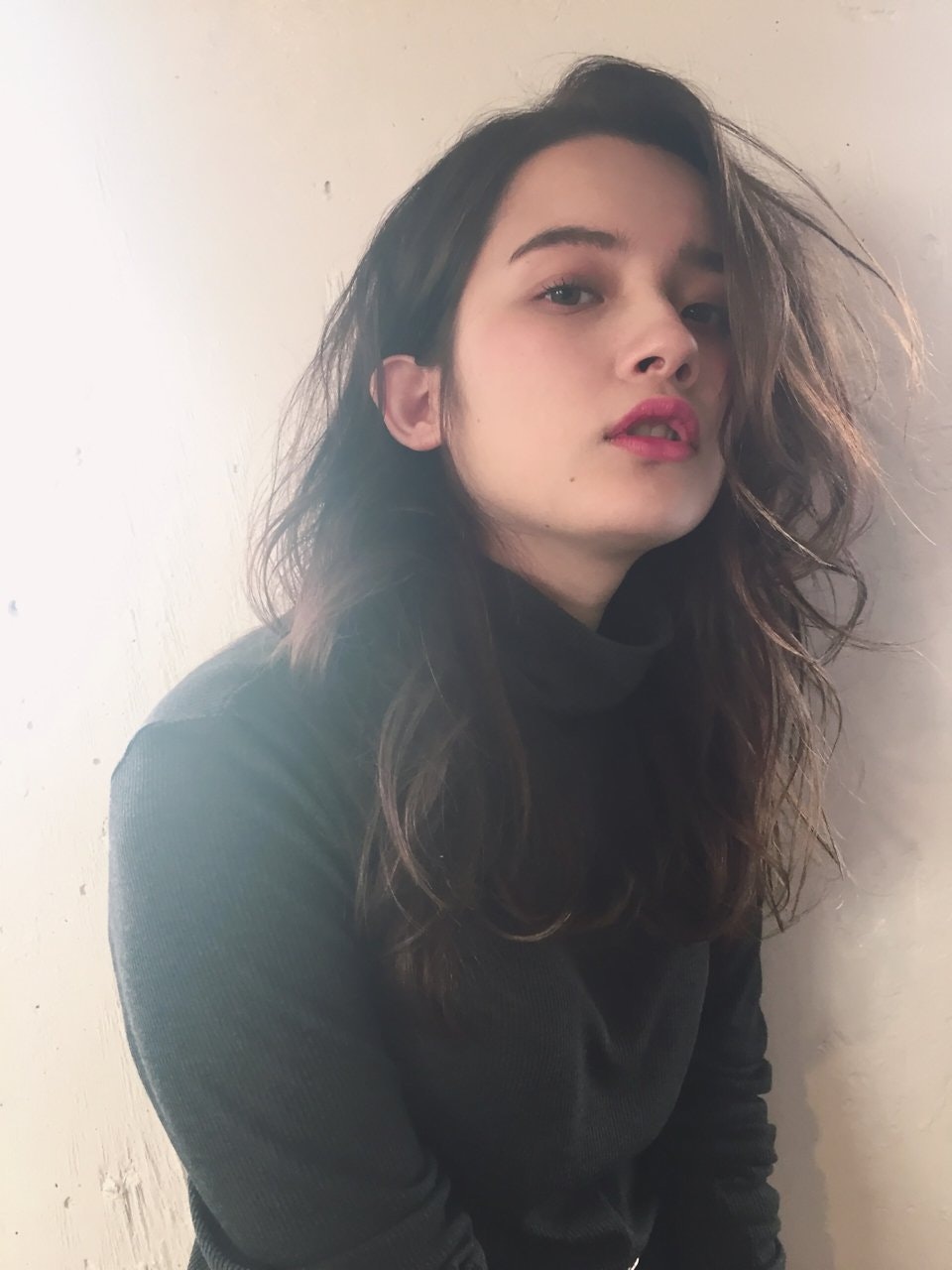媚びない女はかっこいい グランジ感 漂う大人ルーズな髪型が気になる ホットペッパービューティーマガジン 媚びない女はかっこいい グランジ感 漂う大人ルーズな髪型が気になる ホットペッパービューティーマガジン