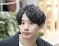 18年 就活の髪型は2ブロックが優秀 スーツにも映えて印象goodなメンズスタイル ホットペッパービューティーマガジン 18年 就活の髪型は2ブロックが優秀 スーツにも映えて印象goodなメンズスタイル ホットペッパービューティーマガジン