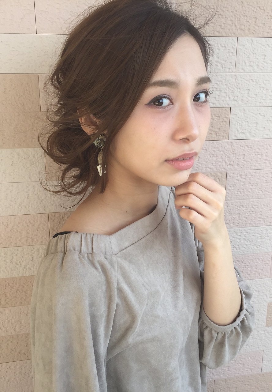 自分でできるのにこんなに可愛い♡簡単アレンジのまとめ髪で上級者っぽく!のサムネイル画像