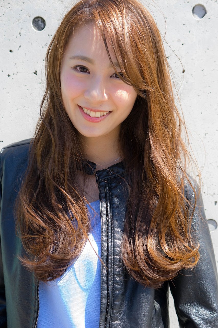 ロングヘアをもっと魅力的に見せる♡髪の長さを生かした素敵なヘアスタイル集のサムネイル画像