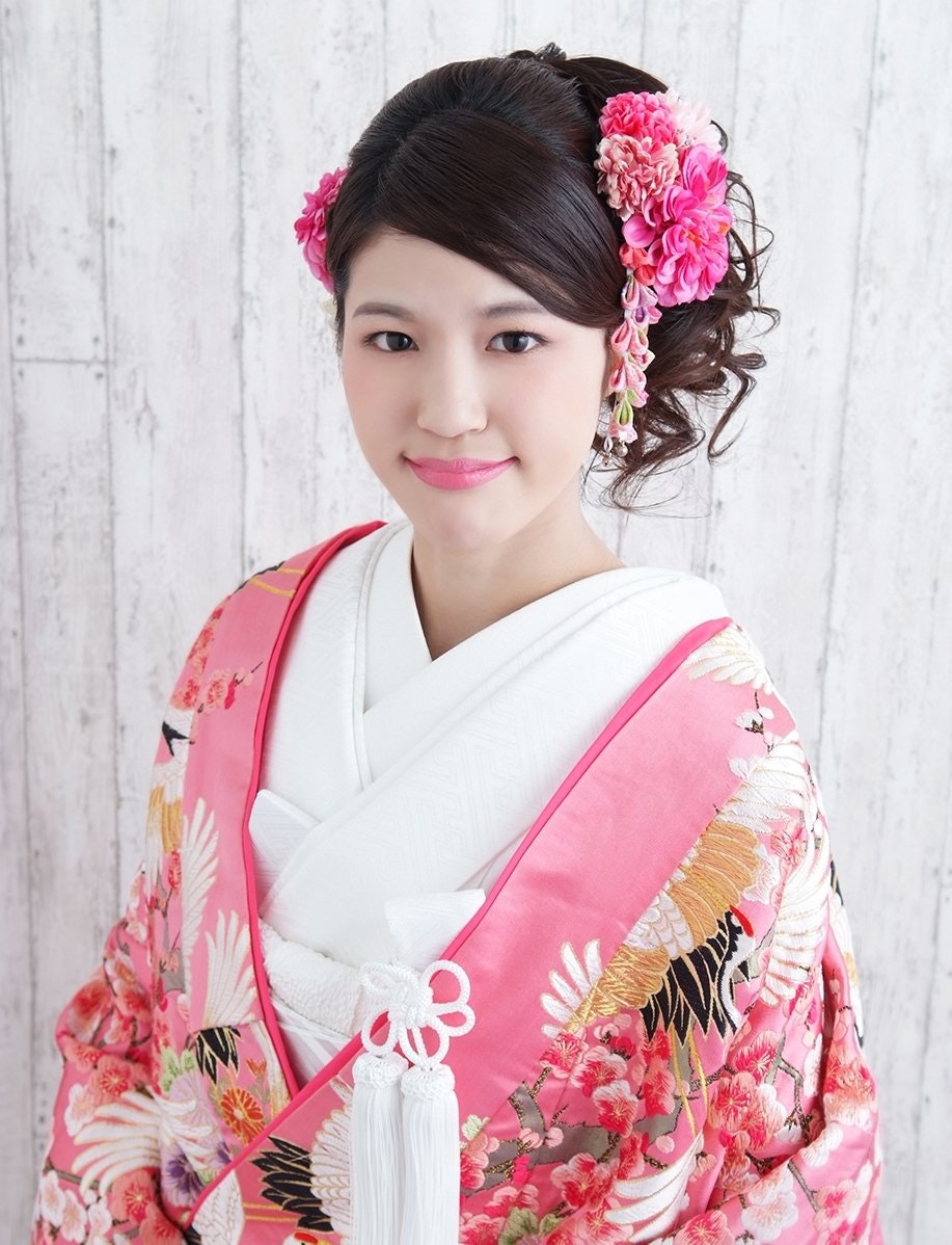 成人式や卒業式におすすめ♡主役級の特別な日は、生花を使った華やかなヘアアレンジで♪のサムネイル画像