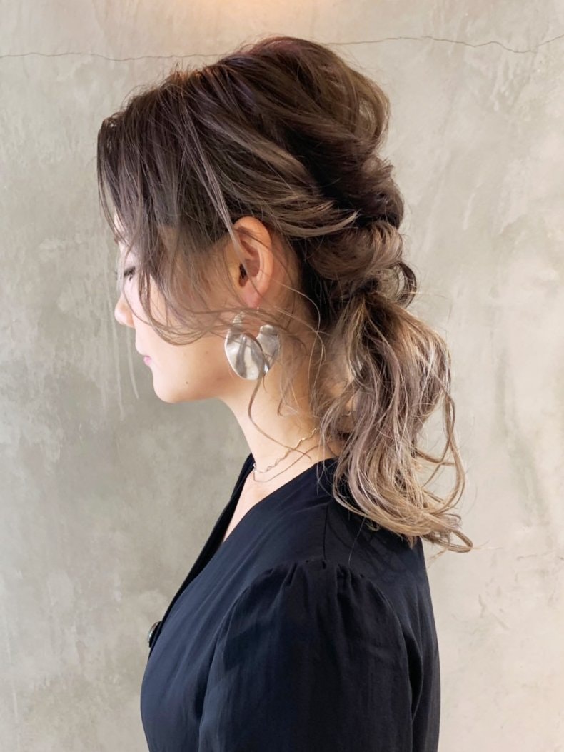 小顔効果で美人顔を手に入れる！顔型別おすすめヘアアレンジまとめのサムネイル画像