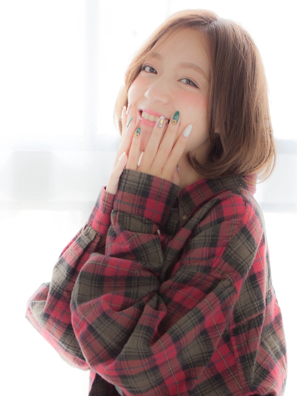 【ミディアム×レイヤーボブ】にチェンジして、軽やかで女性らしいヘアスタイルを手に入れよう♡のサムネイル画像