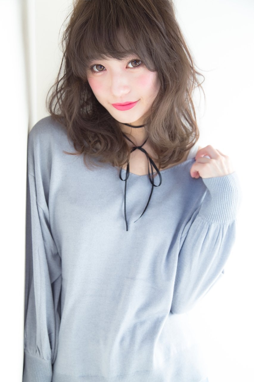 雰囲気たっぷりおしゃれなミディアムヘア♡なりたいイメージでイメチェンを叶えよう!のサムネイル画像