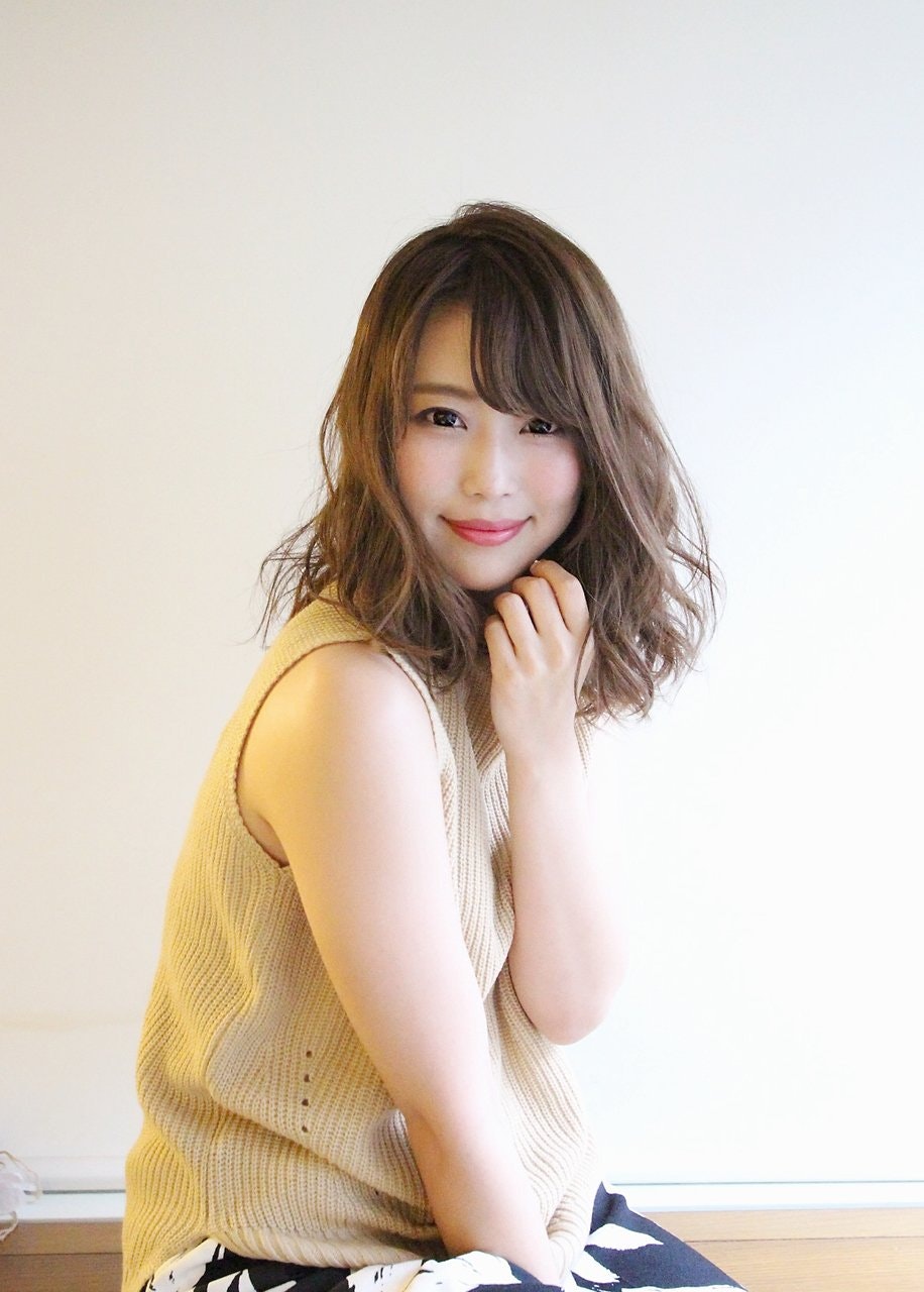 ミディアムヘア ふわっとカール で透明感を存分に引き出しちゃいましょう ホットペッパービューティーマガジン ミディアムヘア ふわっとカール で透明感を存分に引き出しちゃいましょう ホットペッパービューティーマガジン