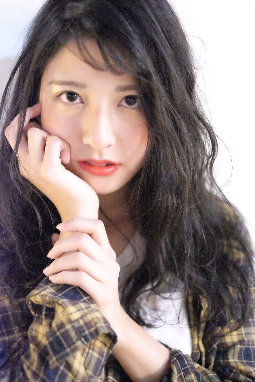 ナチュラルウェーブであか抜けしよっ♪黒髪が軽やかに華やぐスタイルまとめのサムネイル画像