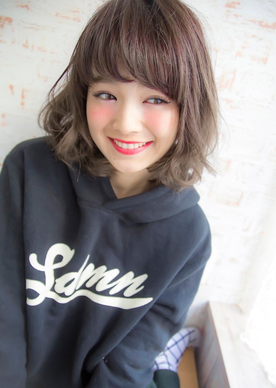 ラフさがポイント 外ハネ の髪型でワンランク上の雰囲気づくり ホットペッパービューティーマガジン