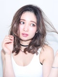 ふわふわ揺れるミディアムヘアに夢中！愛されヘアにみんなの視線はくぎづけ♡