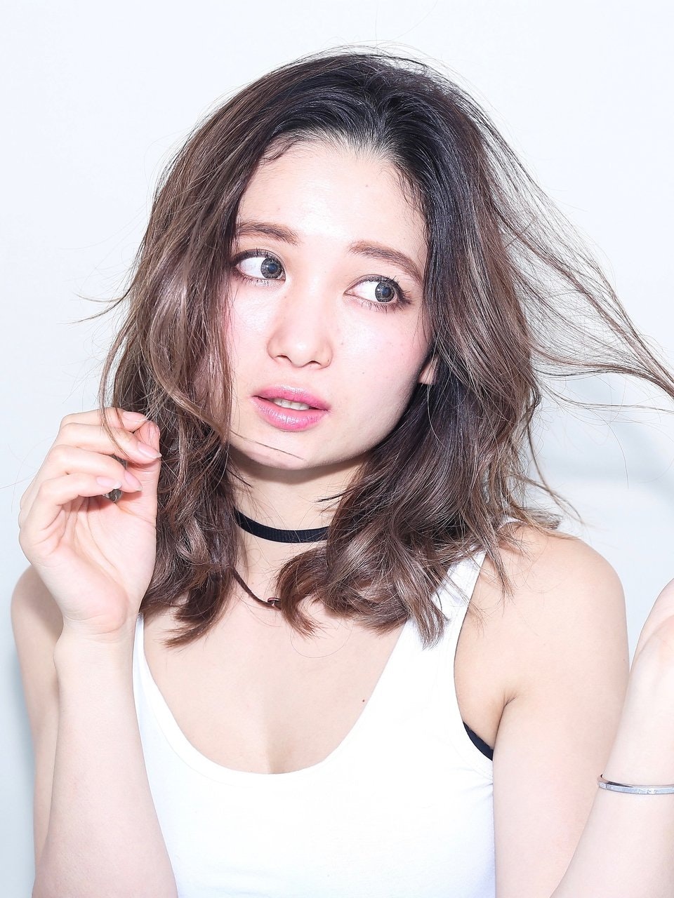 ふわふわ揺れるミディアムヘアに夢中!愛されヘアにみんなの視線はくぎづけ♡のサムネイル画像