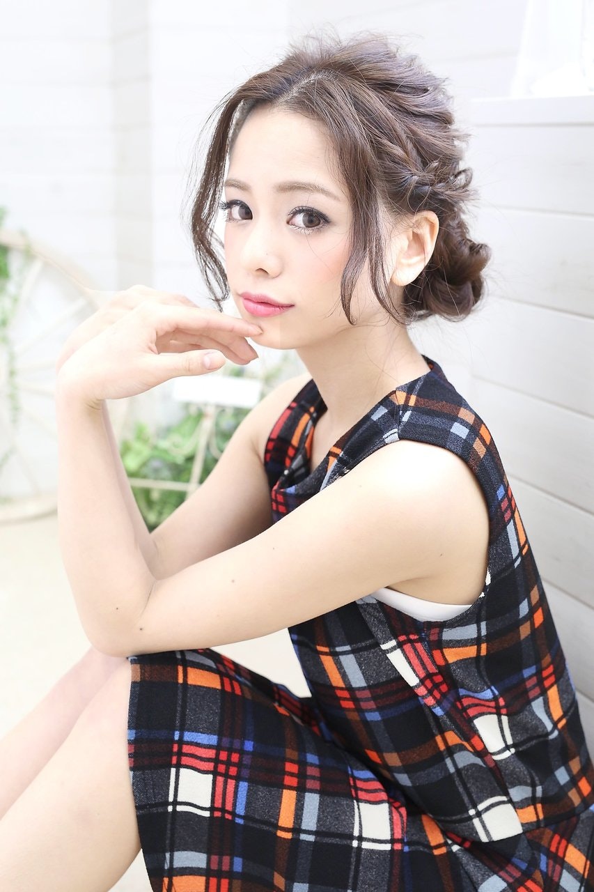 華やかでガーリーなヘアアレンジならこれ!【裏編み込み】がおすすめな理由♡のサムネイル画像