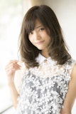 抜け感で周りと差をつけよう！大人かわいいを演出できる巻き髪ヘア♡