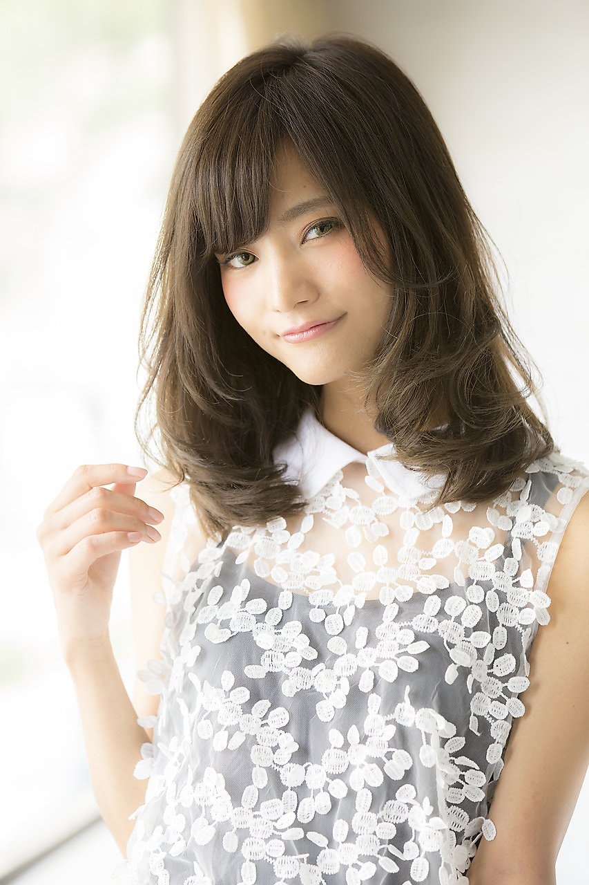 抜け感で周りと差をつけよう 大人かわいいを演出できる巻き髪ヘア ホットペッパービューティーマガジン 抜け感で周りと差をつけよう 大人かわいいを演出できる巻き髪ヘア ホットペッパービューティーマガジン