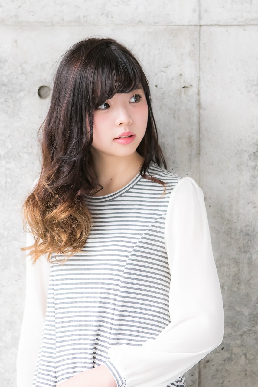 ワンカラーに飽きたらコレ!個性的なグラデーションカラーでつくるクールな私♡のサムネイル画像