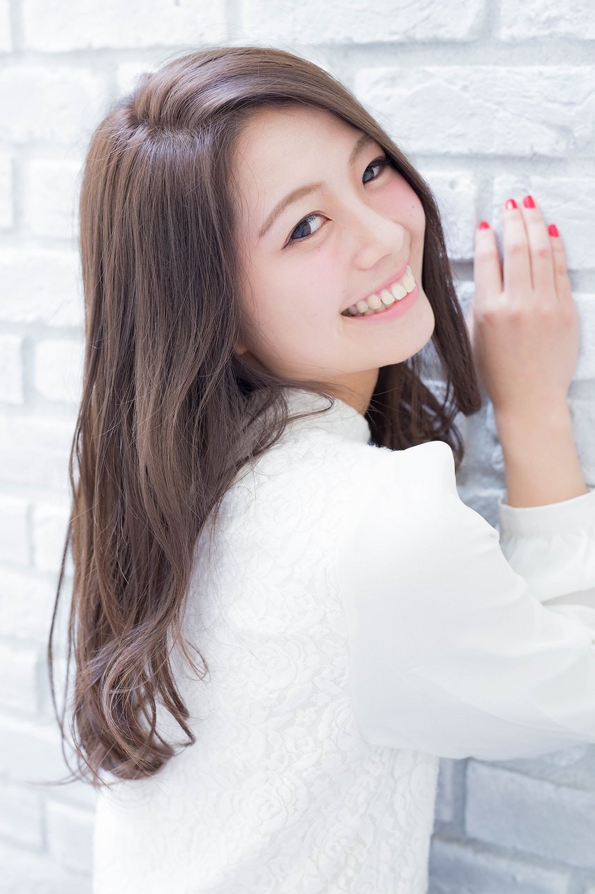 髪の分け目を変えて ボリュームをアップしよう ぺたんこヘアでお悩みの女性へ ホットペッパービューティーマガジン 髪の分け目を変えて ボリュームをアップしよう ぺたんこヘアでお悩みの女性へ ホットペッパービューティーマガジン