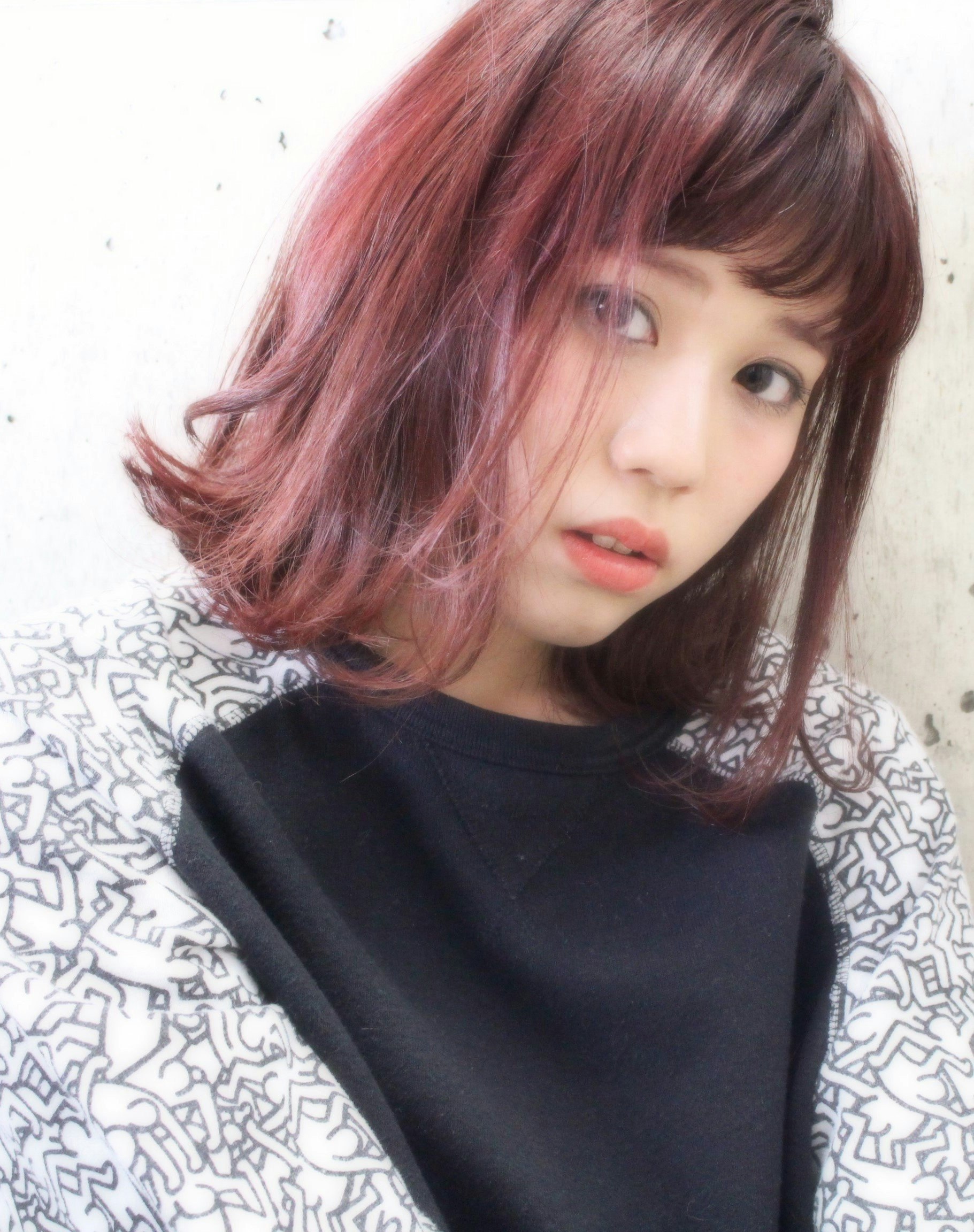 ワインレッドのヘアカラーで情熱的に 華やかな髪色のヘアカタログ ホットペッパービューティーマガジン ワインレッドのヘアカラーで情熱的に 華やかな髪色のヘアカタログ ホットペッパービューティーマガジン