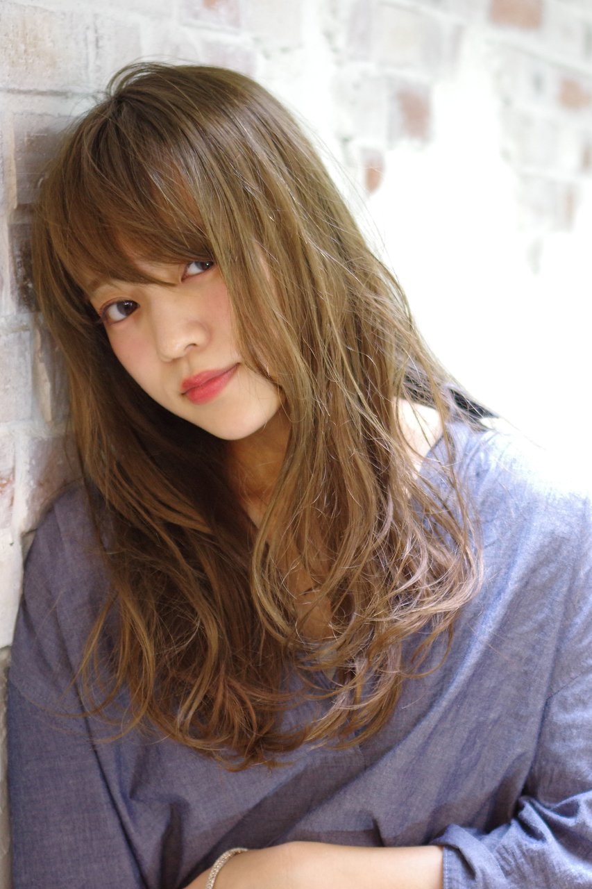 無造作カールで一気に垢抜ける！質感重視のヘアスタイルでオシャレ女子を目指そう♡のサムネイル画像