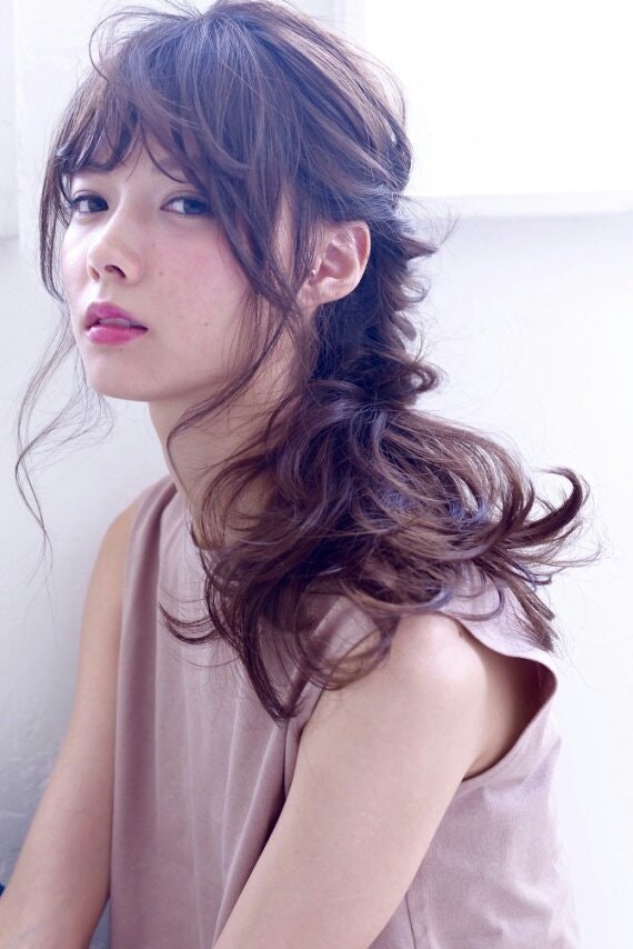 ヘアアレンジもアシンメトリーで 角度によって表情の変わる 秘密のときめきアレンジ ホットペッパービューティーマガジン