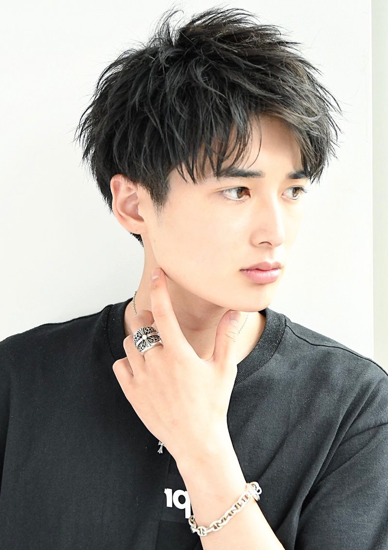 ナチュラルな雰囲気は前髪でつくる 周囲と差がつくおしゃれなツーブロックのヘアスタイル ホットペッパービューティーマガジン ナチュラルな雰囲気は前髪でつくる 周囲と差がつくおしゃれなツーブロックのヘアスタイル ホットペッパービューティーマガジン