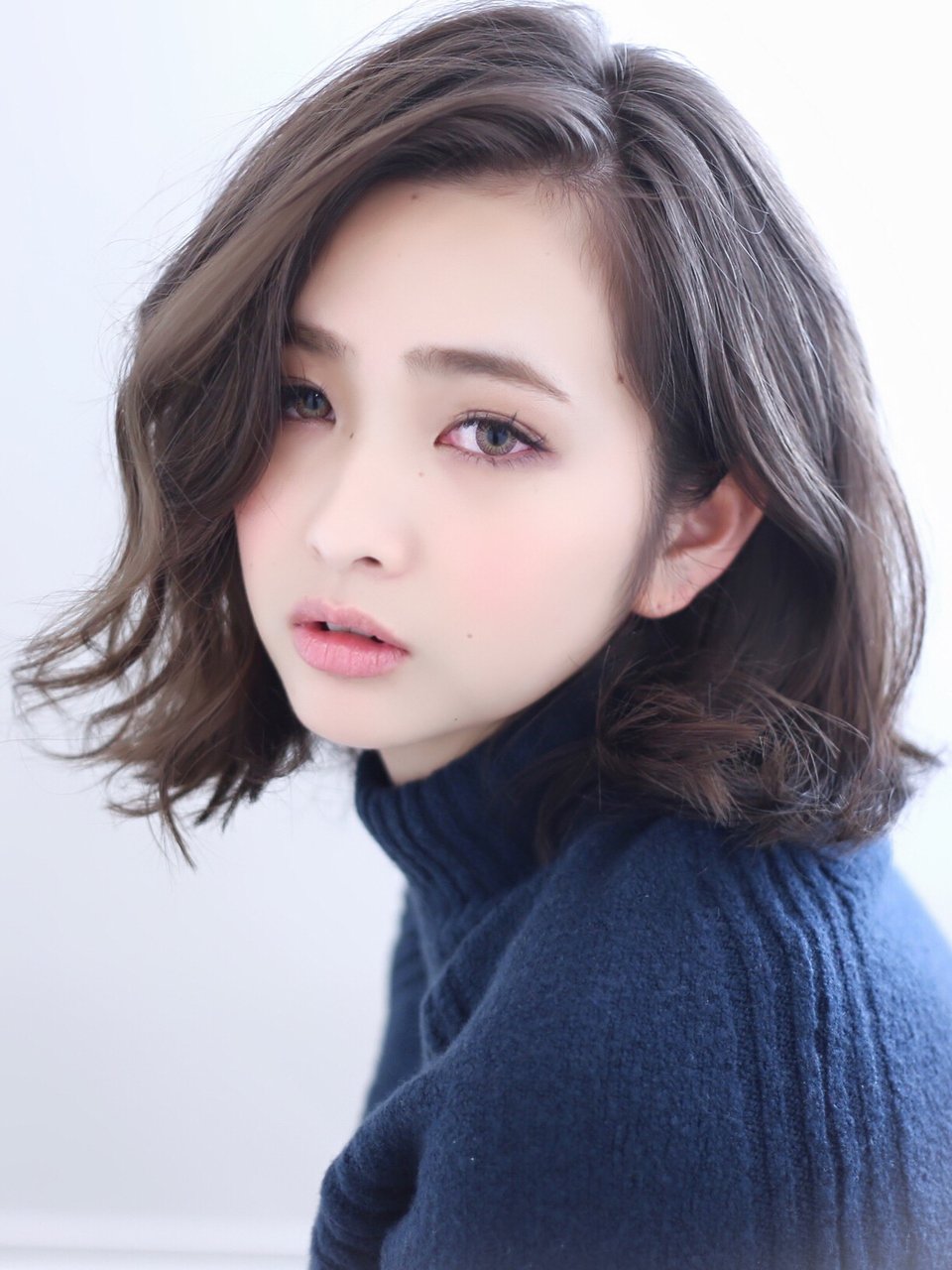 こなれた印象を身に着けて グレーアッシュの髪が作り出すおしゃれなヘアスタイル ホットペッパービューティーマガジン