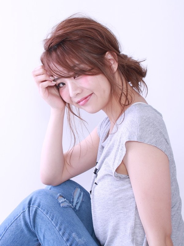 ルーズなお団子で作る「外国人風スタイル」がおしゃれさんから大注目中♡のサムネイル画像