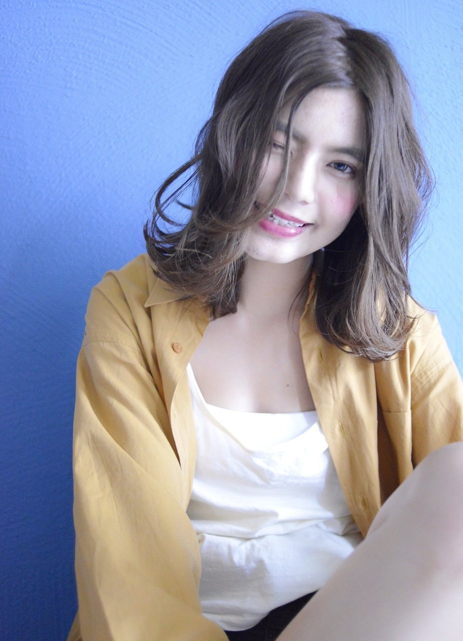 ミディアムヘアを今よりもっと大人っぽく♡秘密はウルフカットにあった!?のサムネイル画像
