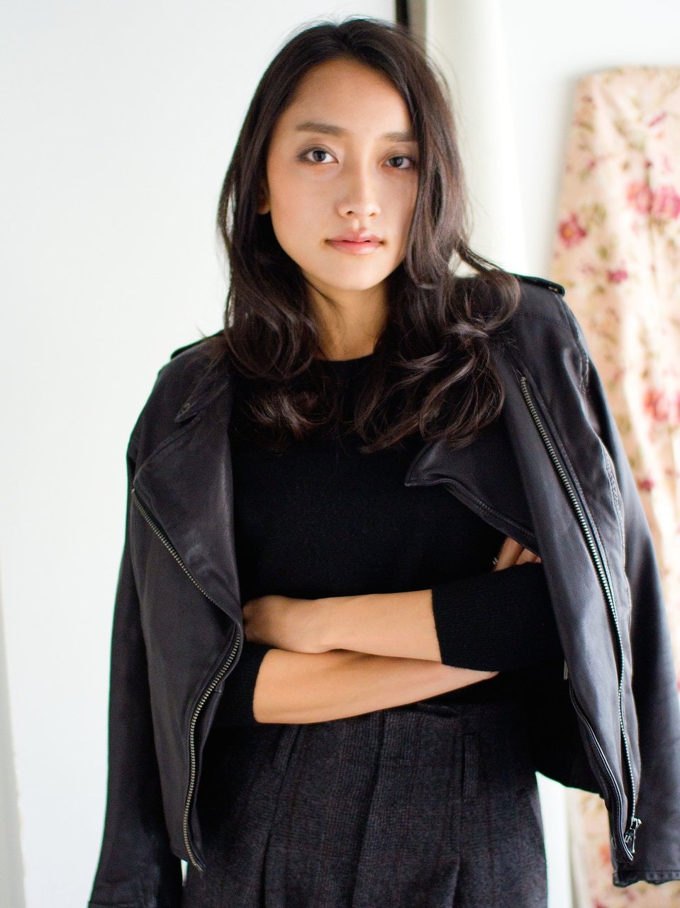 黒髪を極めたい！ブラックヘアで雰囲気たっぷりのアンニュイヘアを手に入れよう♡のサムネイル画像