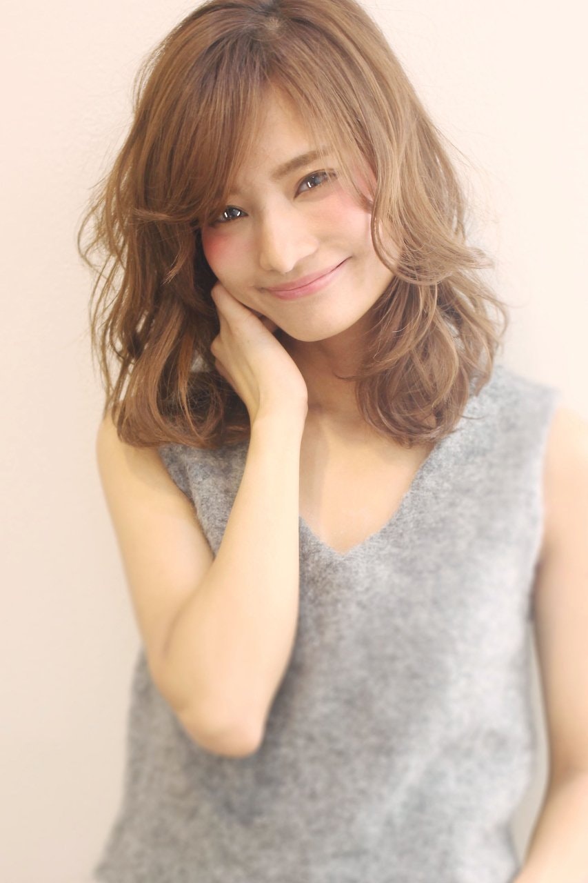 大人っぽさをアップできる 今オシャレなイエローベースのヘアカタログ ホットペッパービューティーマガジン