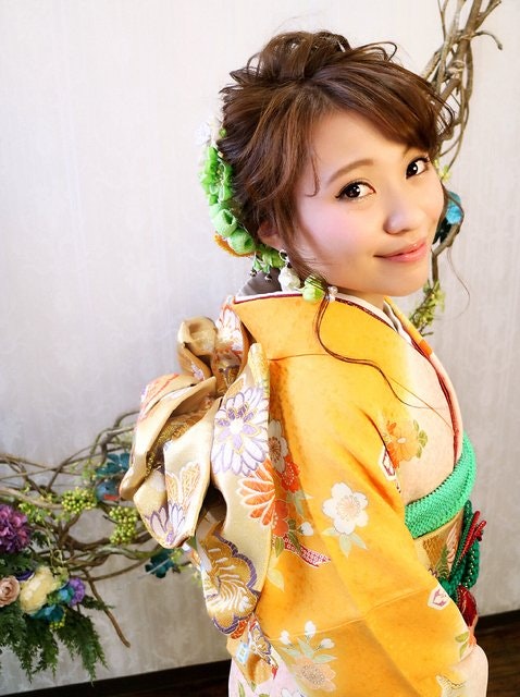 成人式や卒業式にもぴったり♡和服に似合う華やかなアップスタイルのサムネイル画像