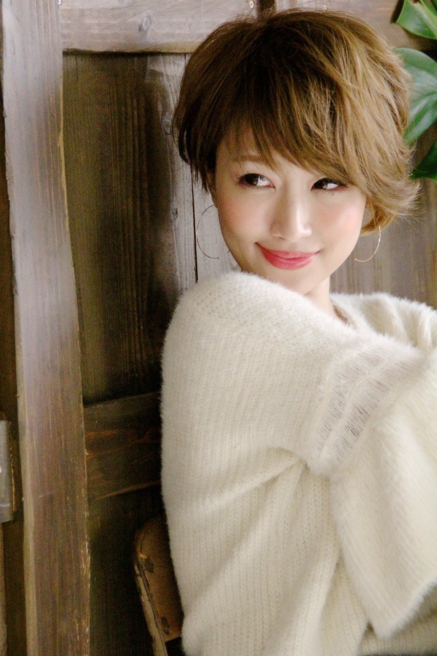 【前髪ありなし】前下がりのショートヘアで、可愛いからセクシーまで♡のサムネイル画像