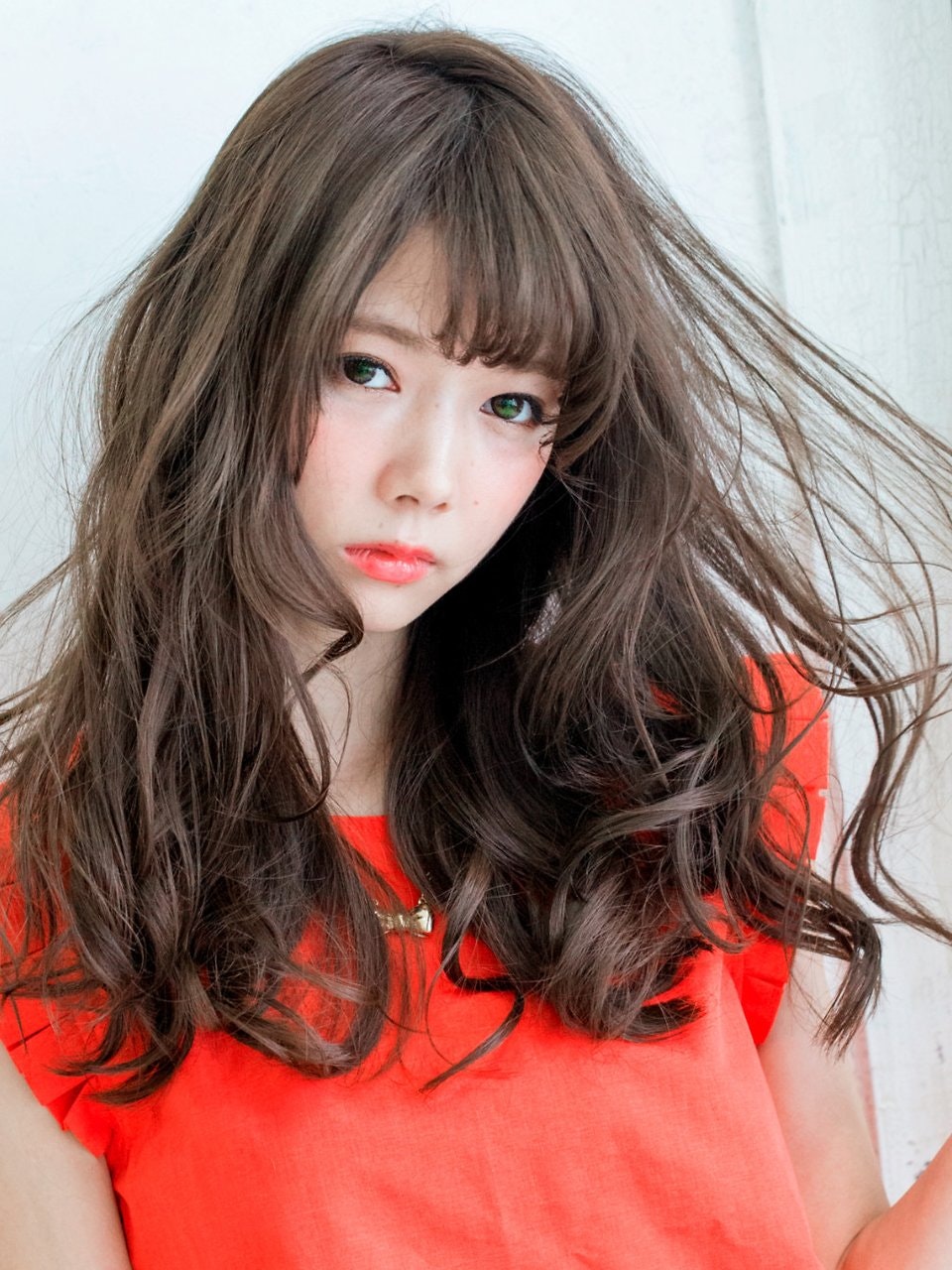 カールがあなたをフェミニンに 巻き髪でロングに女性らしさをプラス ホットペッパービューティーマガジン カールがあなたをフェミニンに 巻き髪でロングに女性らしさをプラス ホットペッパービューティーマガジン