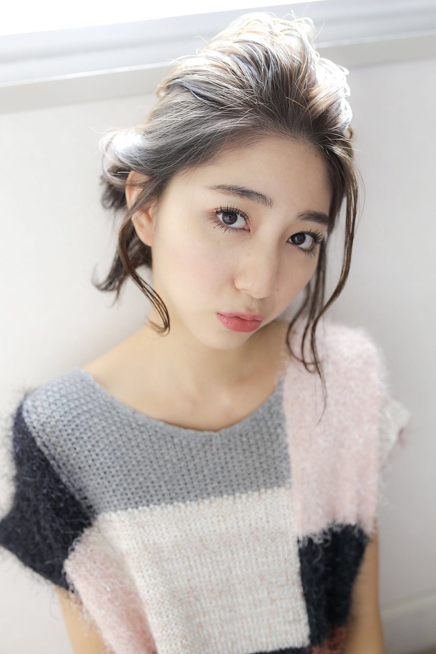 ルーズなこなれ感が魅力♡大人可愛いナチュラルなへアアレンジのサムネイル画像