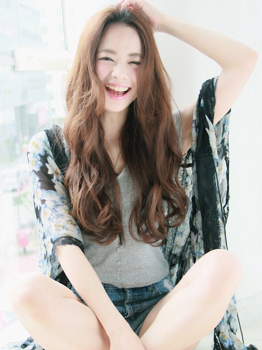 カジュアルもフォーマルもおまかせ♪女っぷりを上げる“巻きおろし”ヘアセットのサムネイル画像