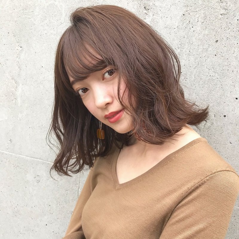 長所を生かして小顔美人に♡すっきり顔の逆三角形さんにおすすめの髪型まとめ｜ホットペッパービューティーマガジン
