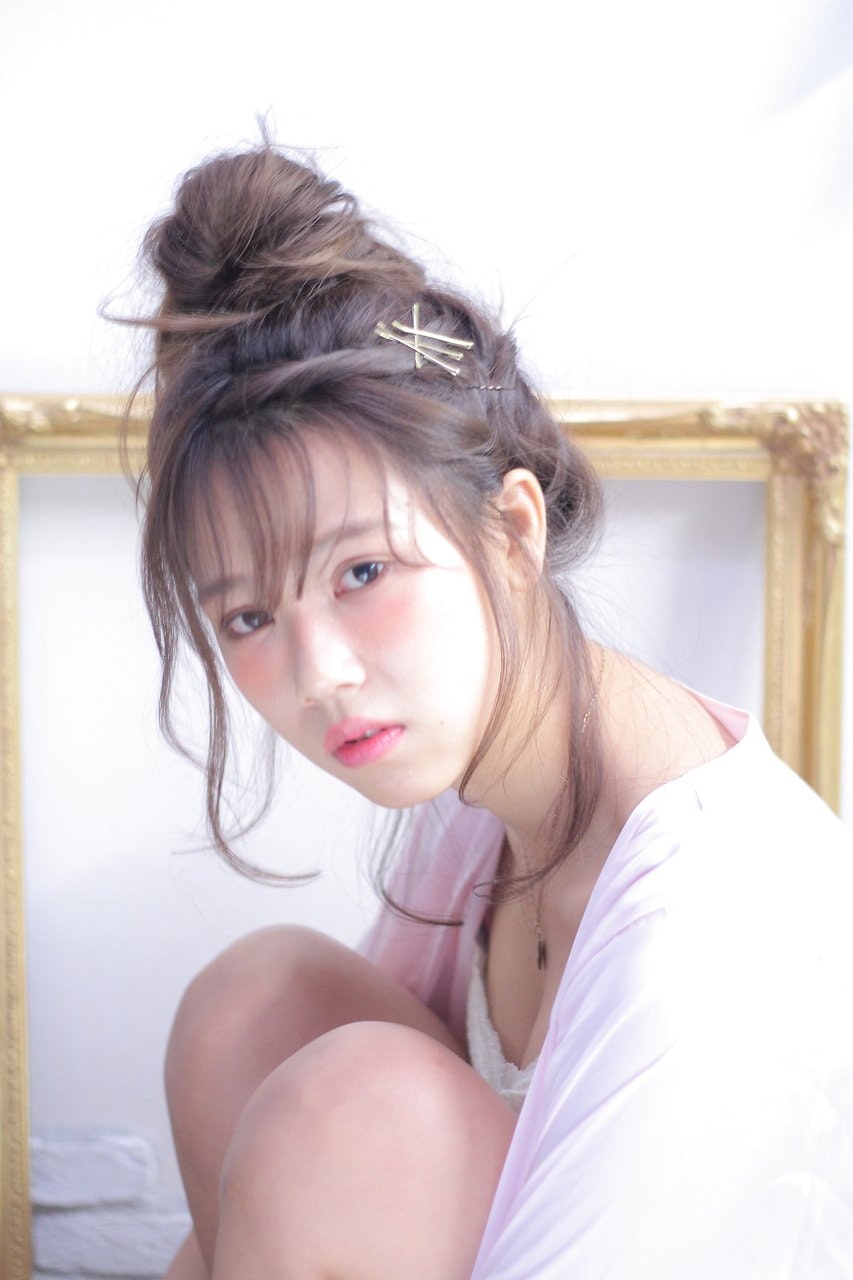 お団子アレンジをもっと可愛く!4通りのヘアピン術でオシャレ度さらにアップ♡のサムネイル画像