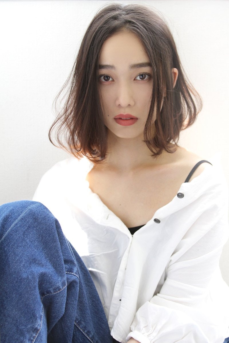 18 春 センターパートで大人っぽくイメチェン 真ん中分けで 清潔感と色気をゲットしよう ホットペッパービューティーマガジン