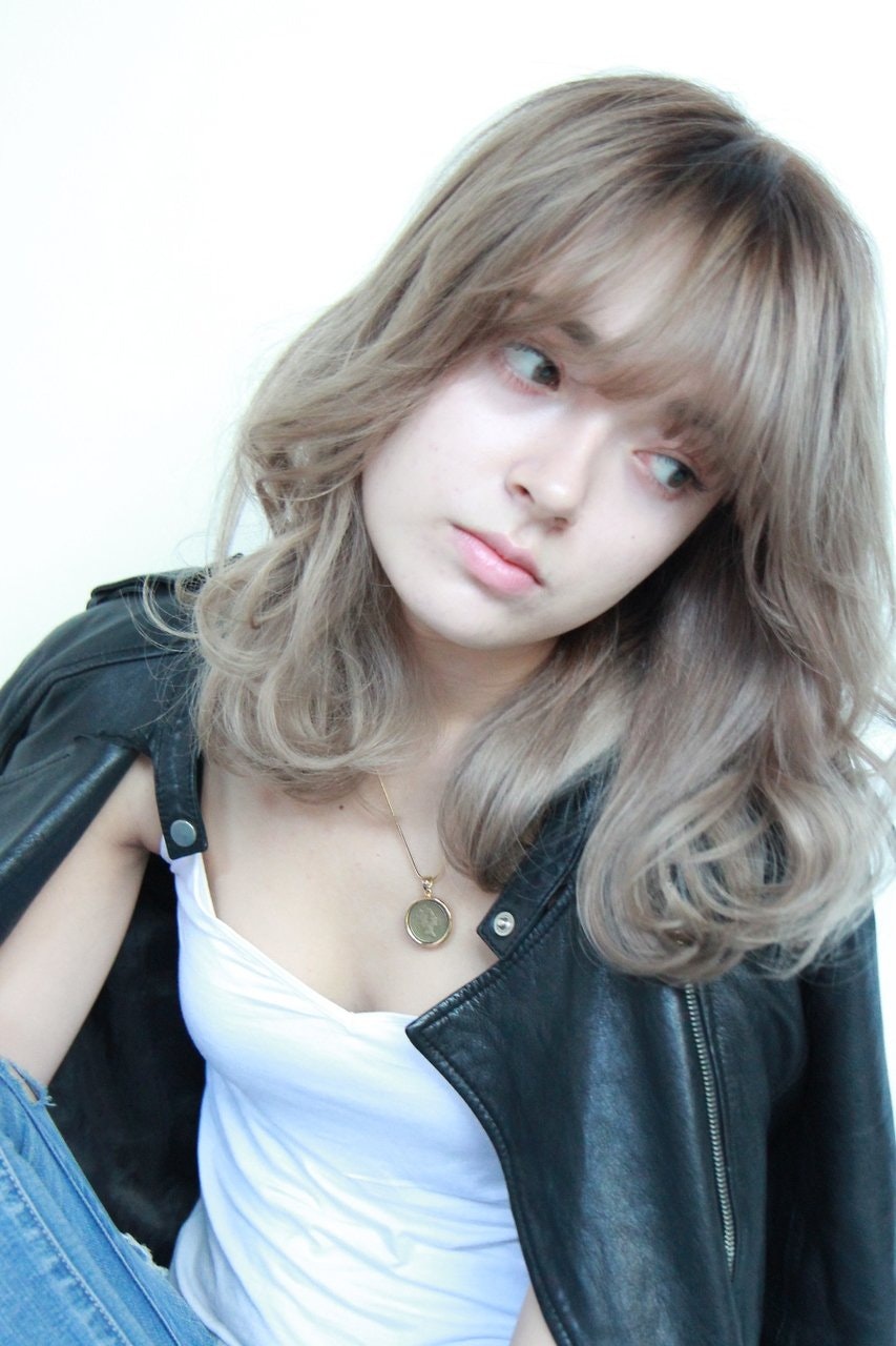 憧れの透明感♡シルバーカラーでピュア感たっぷり、ロマンチックな髪になる!のサムネイル画像