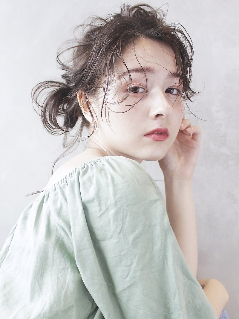 無造作&抜け感ヘアが旬顔を作る♪思わず指名したくなるおしゃれアレンジまとめのサムネイル画像