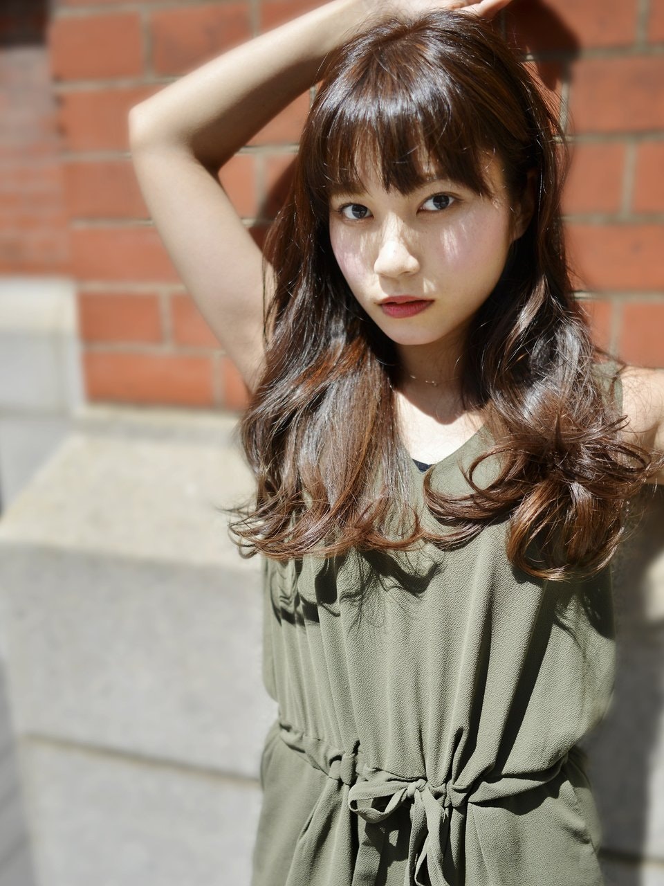 オリーブカラーでハンサム可愛い髪色に 透明感と爽やかさが際立つおしゃれヘアまとめ ホットペッパービューティーマガジン