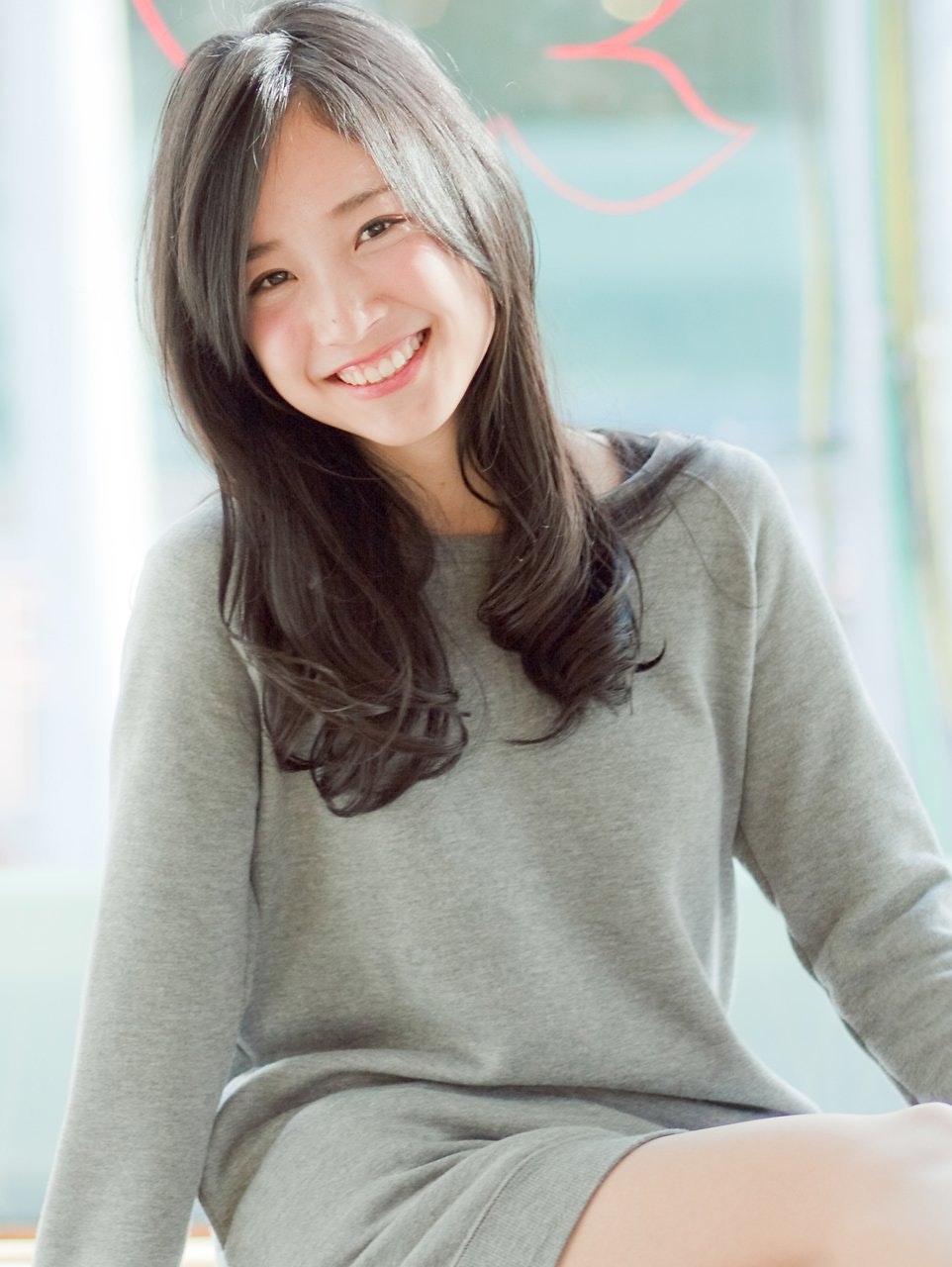 暗めの髪色なら「グレー」がおすすめ！艶と柔らかな質感が絶妙なんです♡のサムネイル画像