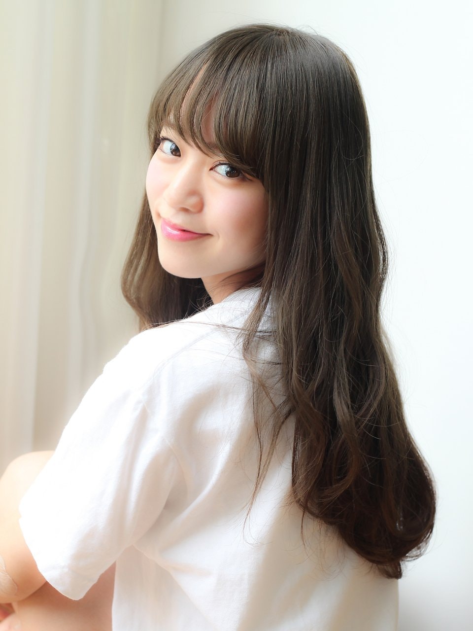 オシャレ女子はこのカラーに注目 魅惑的なのにナチュラルなグレー系ヘアカラー集 ホットペッパービューティーマガジン